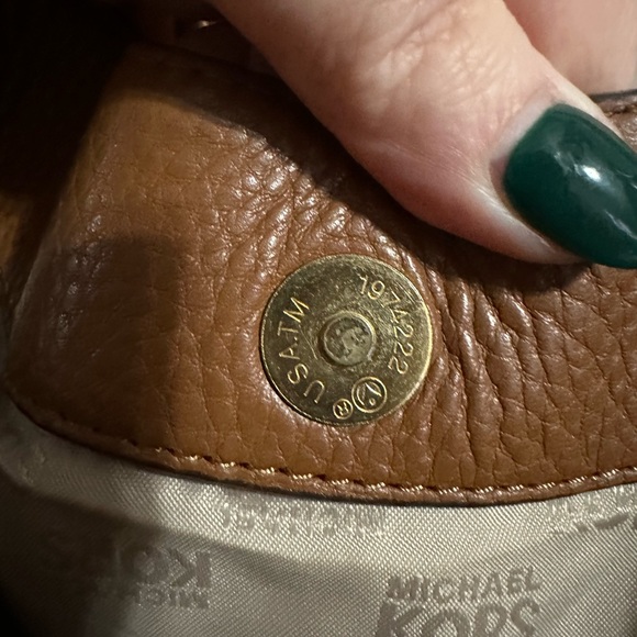 Michael Kors tan shoulder bag and matching wristlet - Picture 8 of 13
